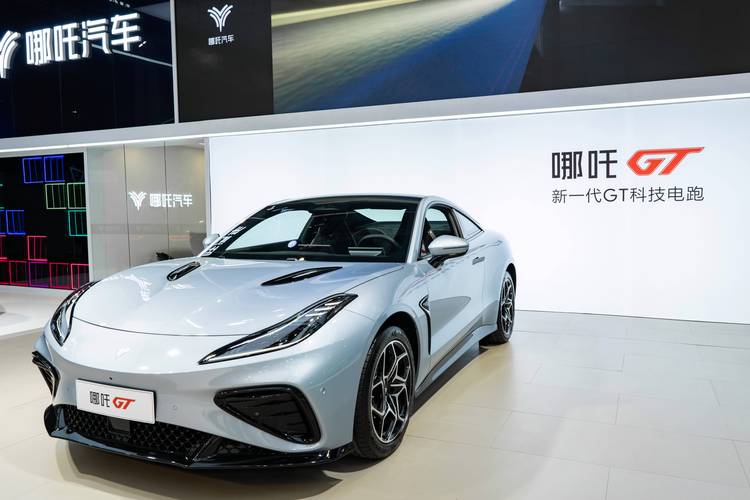 惠州343哪吒汽车在智能汽车领域的表现，领途汽车在新能源汽车市场中的影响力